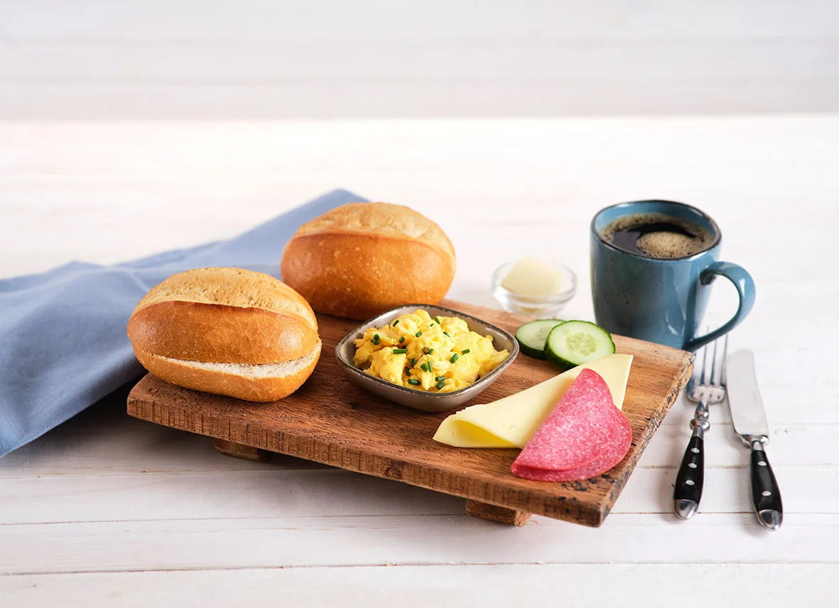 Gute Laune Frühstück mit Rührei und Kaffee