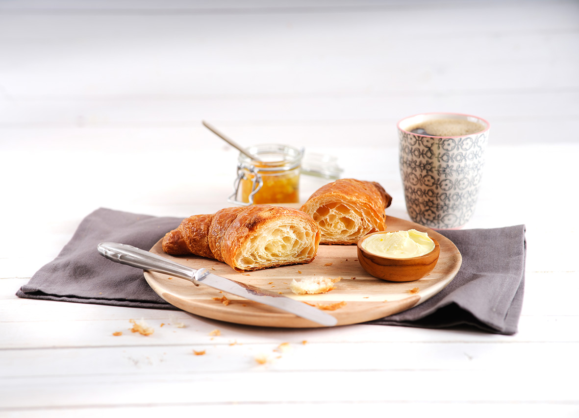 Frühstück Kleiner Franzose mit Croissant Butter und Marmelade