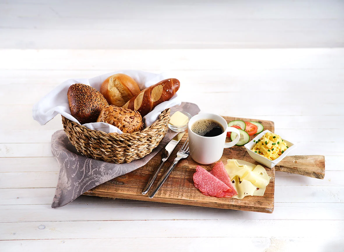Komfort Frühstück mit gemischten Brötchen Rührei und Kaffee