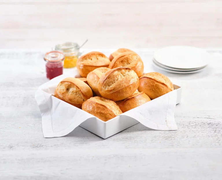 Knackige Brötchen im Korb mit Marmelade