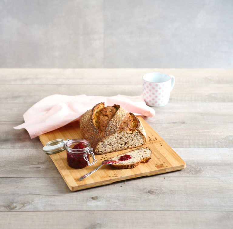 Dinkel Plus Brot auf Holzbrett mit Marmelade