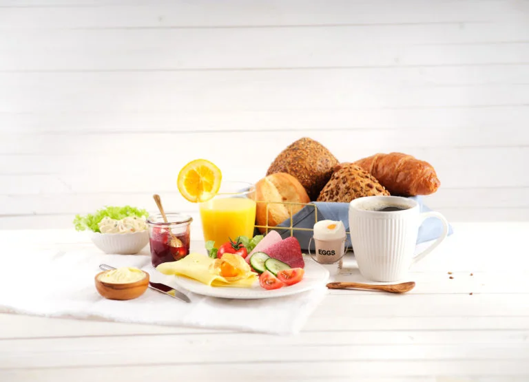 Großes Frühstück mit Kaffee Ei Käse Wurst