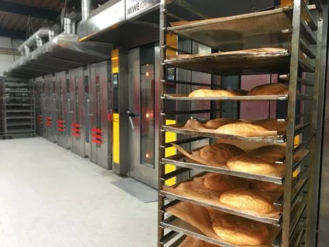 Öfen in der Backstube mit Brotwagen