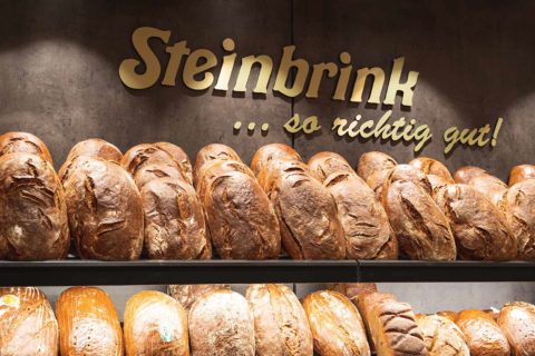 Regal mit Broten und Steinbrink Logo
