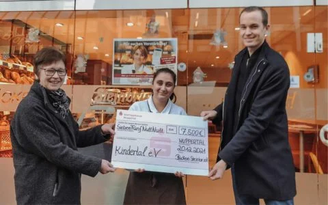 Weihnachtskugeln Radio Wuppertal für Kindertal Scheckübergabe 2022